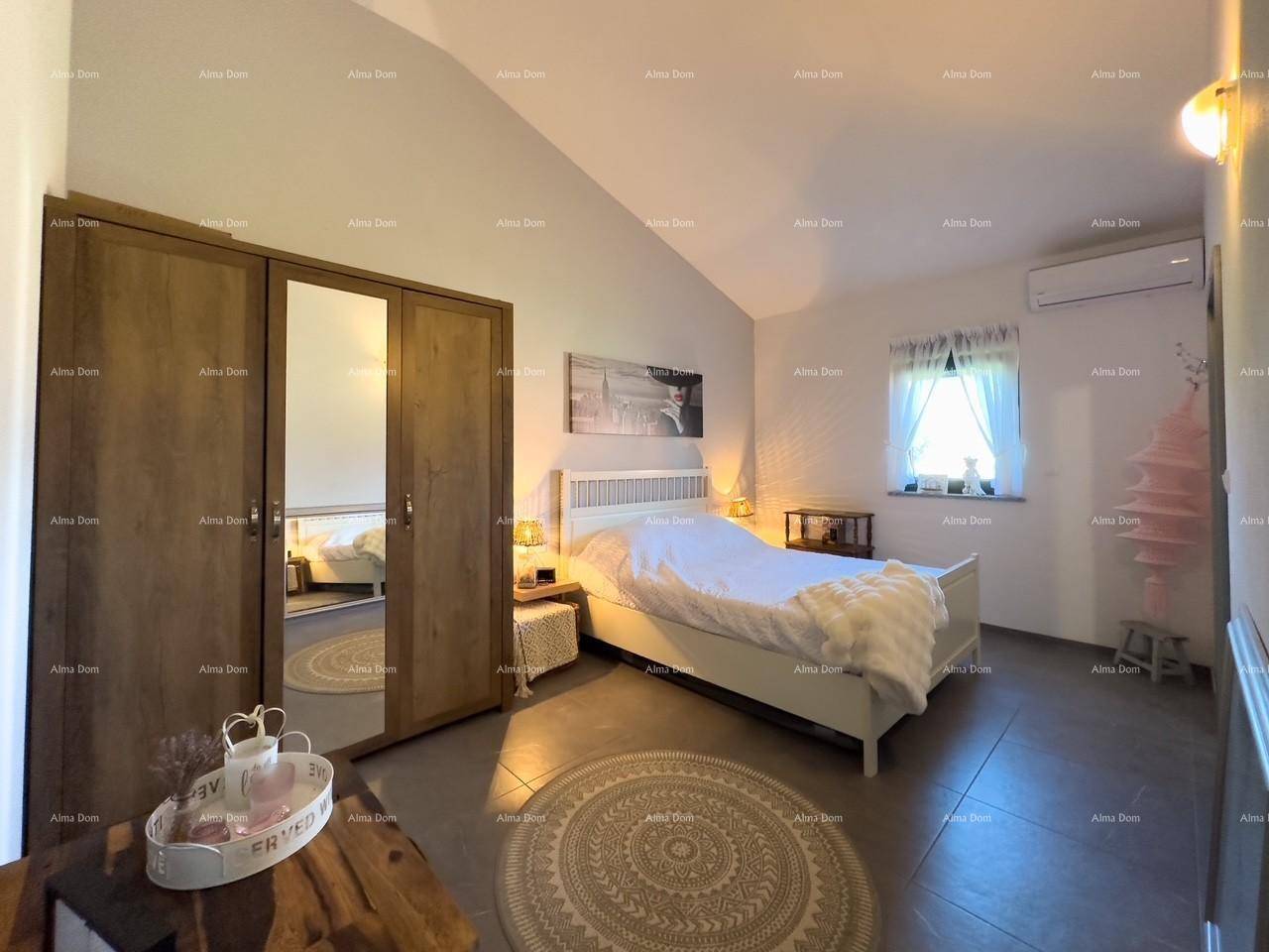 Helles Schlafzimmer mit Doppelbett, Kleiderschrank und Klimaanlage.