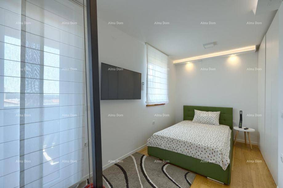 Helles Schlafzimmer mit Einzelbett, Holzboden und modernen weißen Schränken.
