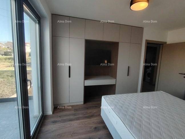 Schlafzimmer mit integriertem Kleiderschrank, Schreibtischbereich und Zugang zum Außenbereich.