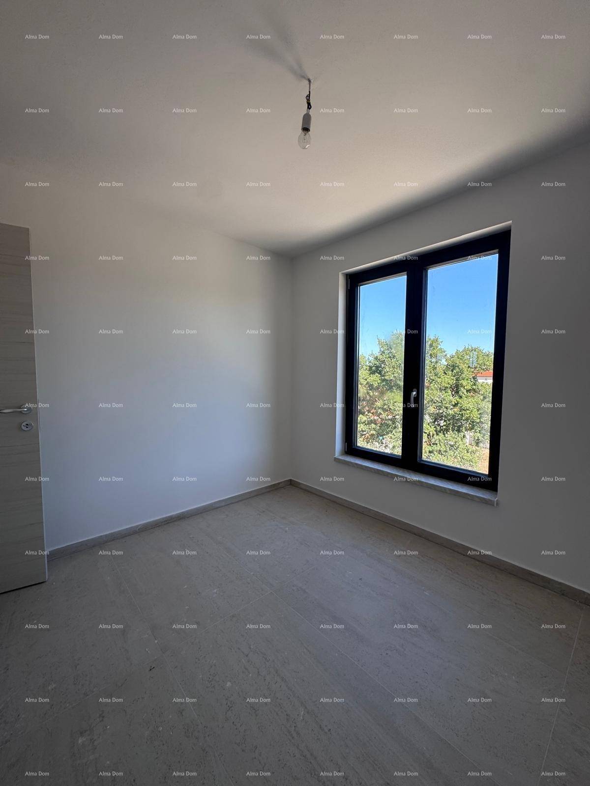 Helles Schlafzimmer mit modernen Fliesen, weißen Wänden und einem Fenster mit Blick ins Grüne.