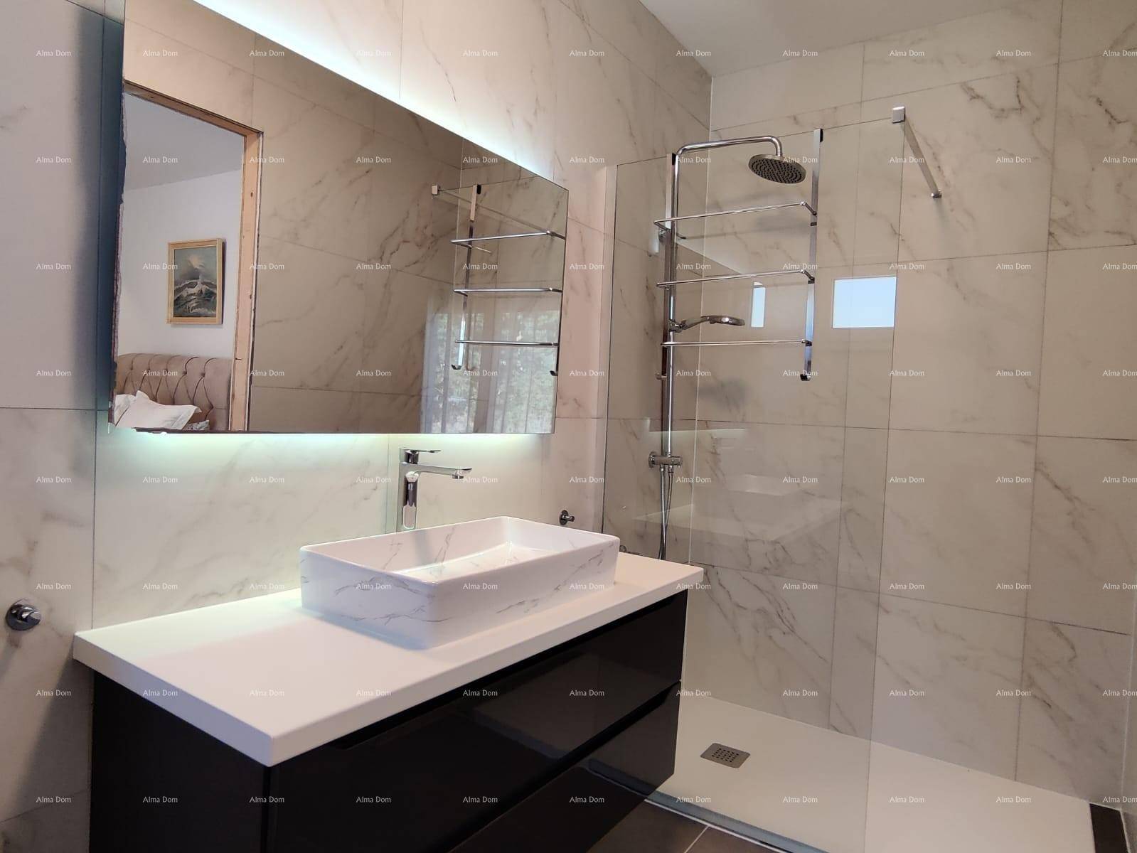 Modernes Badezimmer mit Marmorfliesen, großem Spiegel und begehbarer Dusche.