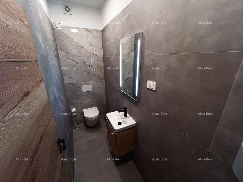 Modernes Gäste-WC mit grauen und holzfarbenen Fliesen, kleinem Waschtisch und Wand-WC.