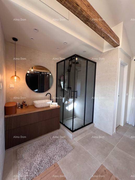 Modernes Badezimmer im Schlafzimmer mit Duschkabine, rundem Spiegel und Holzwaschtisch.