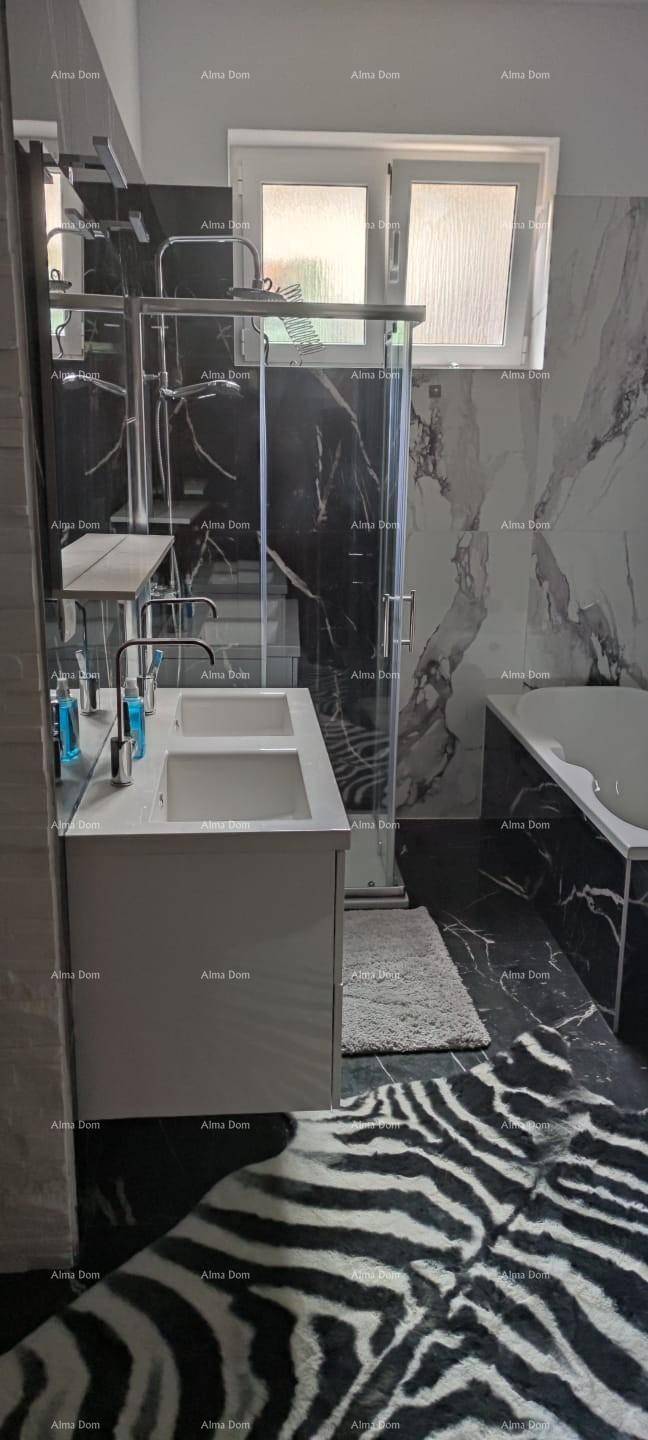 Elegantes Badezimmer mit Doppelwaschbecken, Duschkabine, Badewanne und Marmorfliesen.