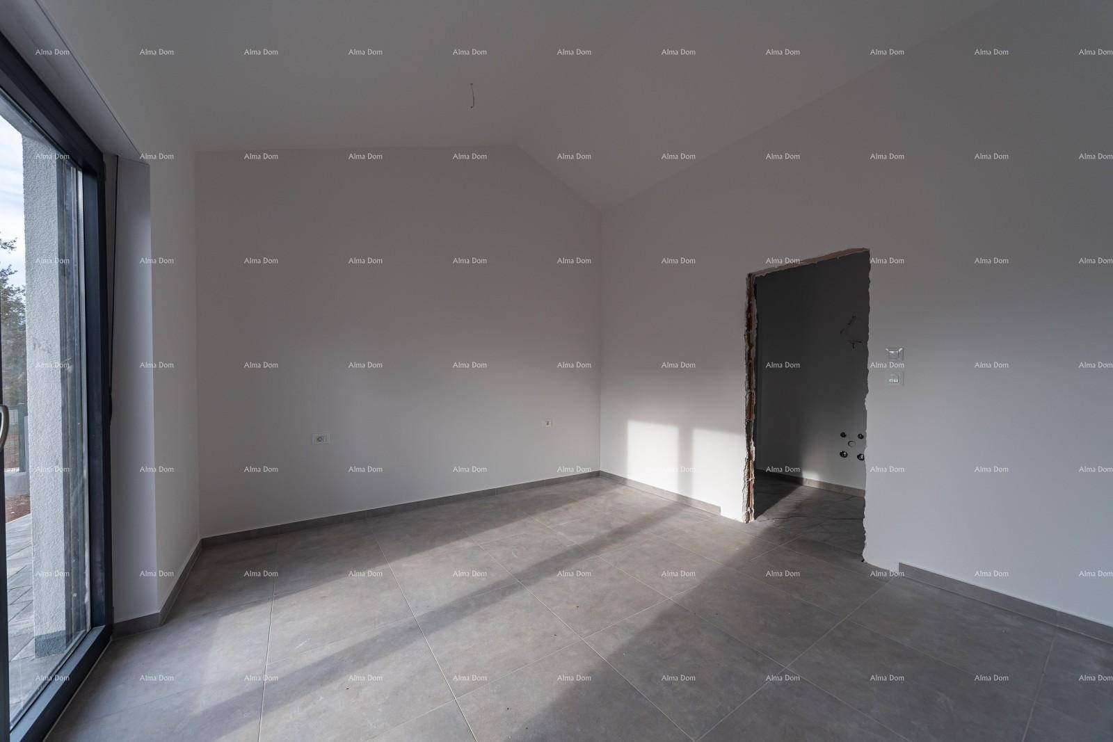 Heller, unmöblierter Wohnraum mit großen Fenstern, Fliesenboden und viel Tageslicht.