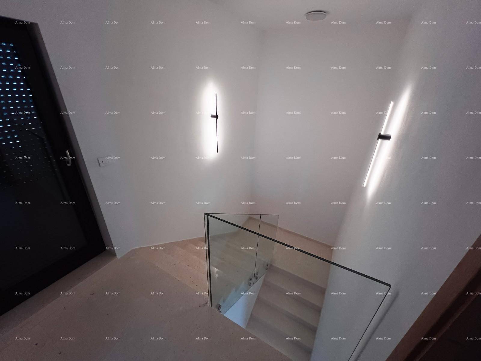 Moderne Treppe mit Glasgeländer und Holzboden, die die Etagen verbindet.