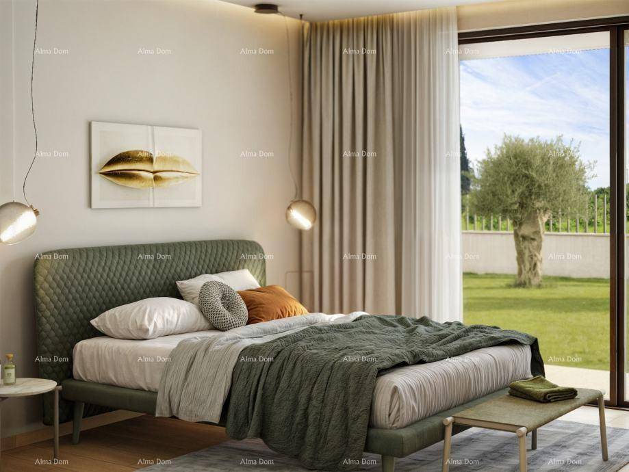 Schlafzimmer mit großem Fenster, Blick auf den Garten und modernem Bett.