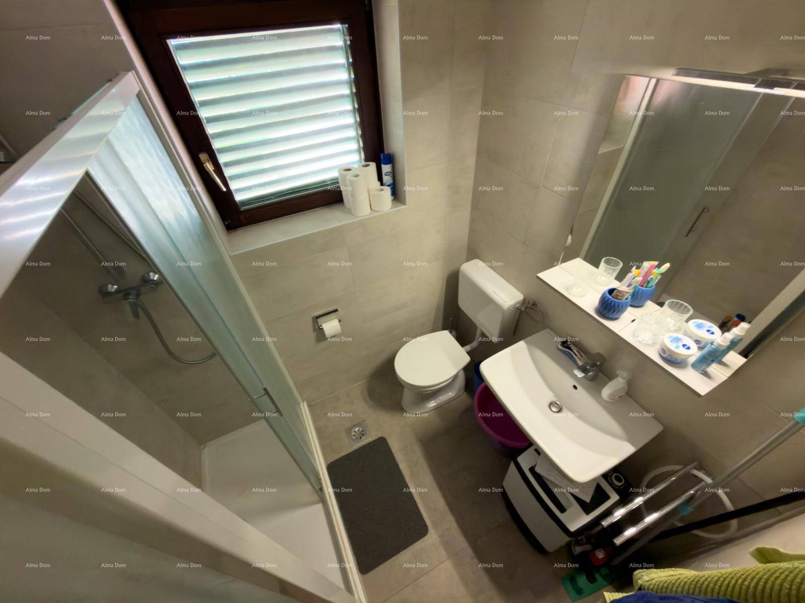Badezimmer aus der Vogelperspektive mit Duschkabine, WC und Waschbecken.