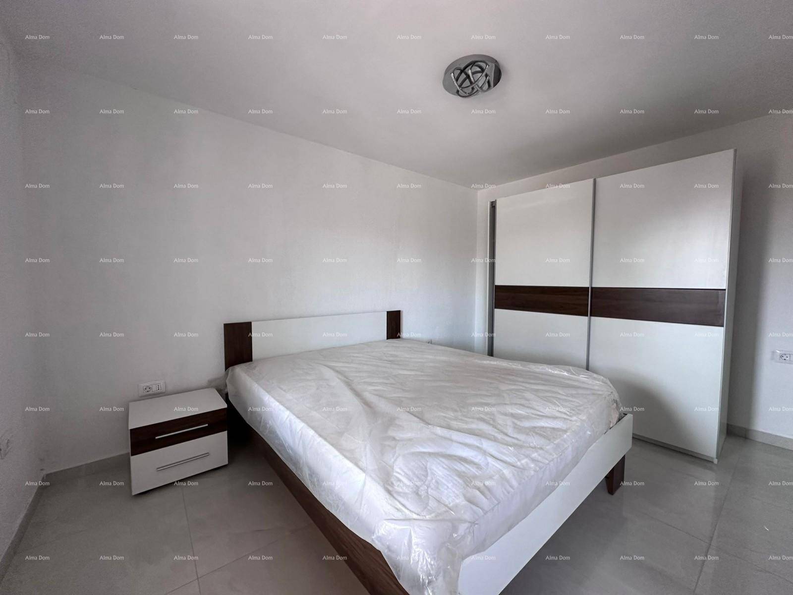 Helles Schlafzimmer mit einem Doppelbett, Nachttisch und einem modernen Kleiderschrank.