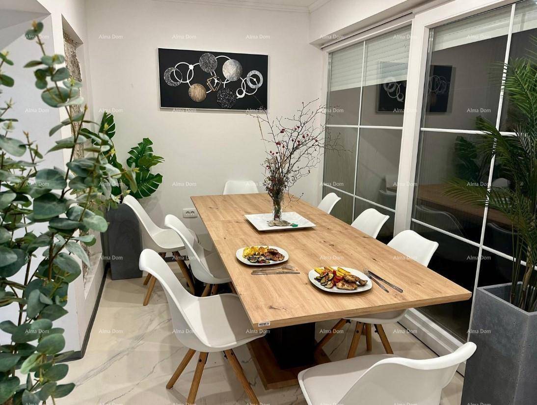 Heller Essbereich mit großem Holztisch, modernen Stühlen und Zugang zur Terrasse.