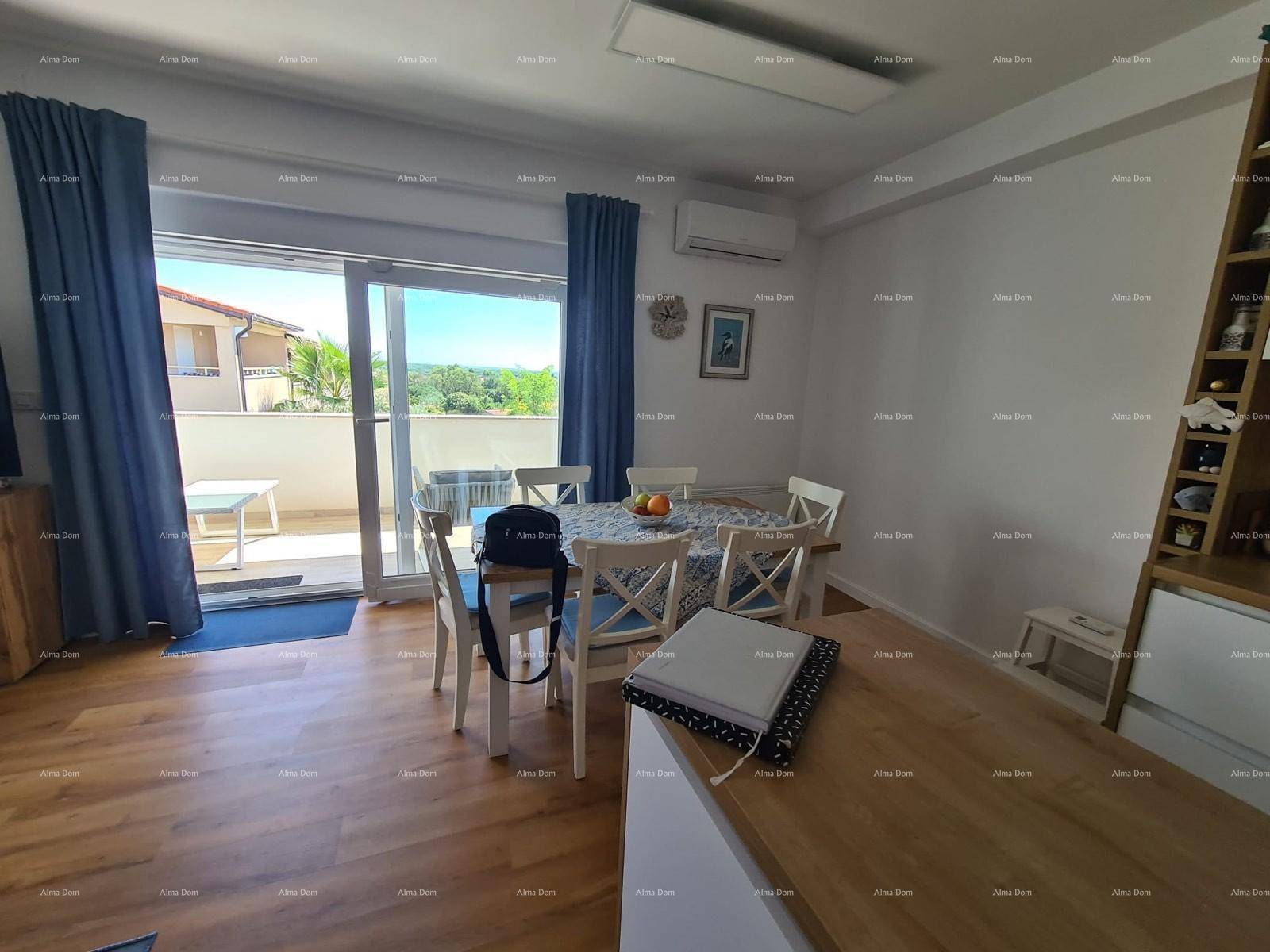 Essbereich mit Holztisch und Stühlen, direktem Zugang zum Balkon und Klimaanlage für Komfort.