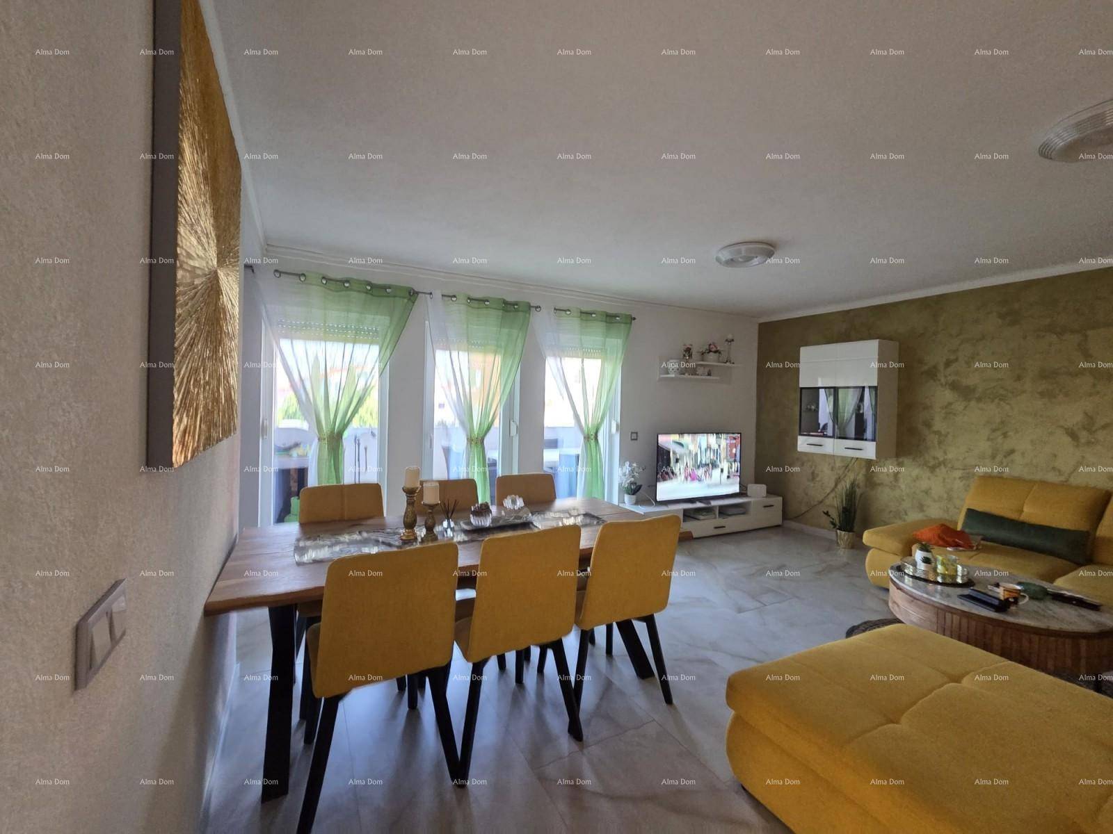 Heller Wohn-Essbereich mit Esstisch, Sofa und Fernseher, modern und einladend gestaltet.