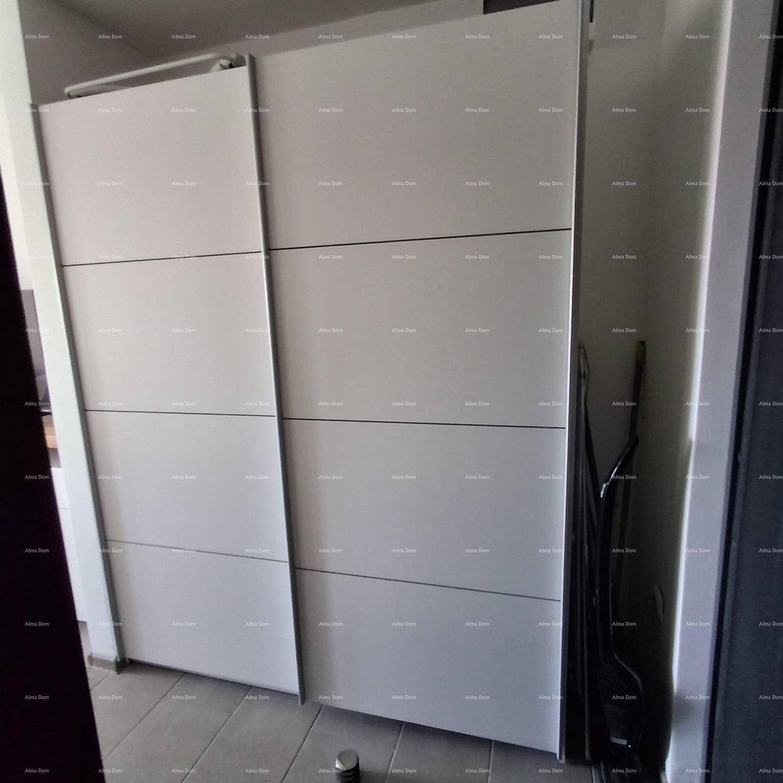 Moderne Einbauschränke im Flur bieten viel Stauraum.