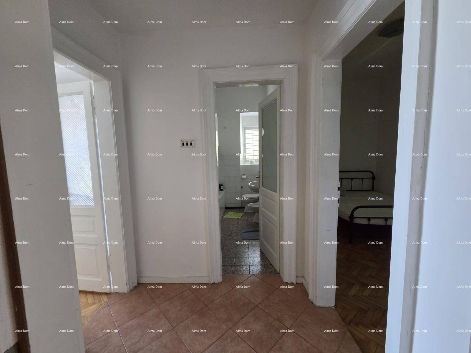Flur mit Fliesenboden und Zugang zu verschiedenen Zimmern, darunter ein Badezimmer und Schlafzimmer.