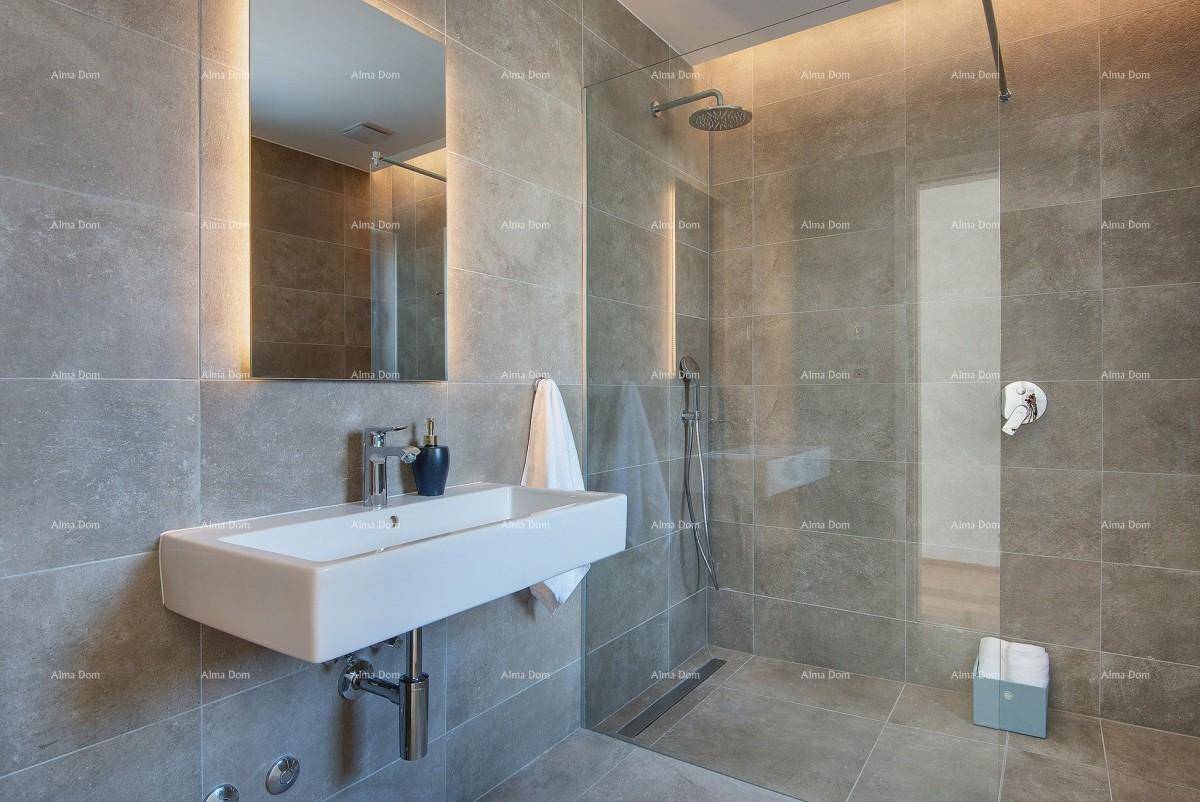 Modernes Badezimmer mit begehbarer Dusche, Wandwaschbecken und grauen Fliesen.
