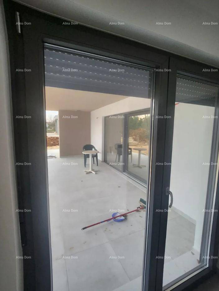 Blick durch die große Glasschiebetür auf die unfertige Terrasse mit Sitzgelegenheiten.