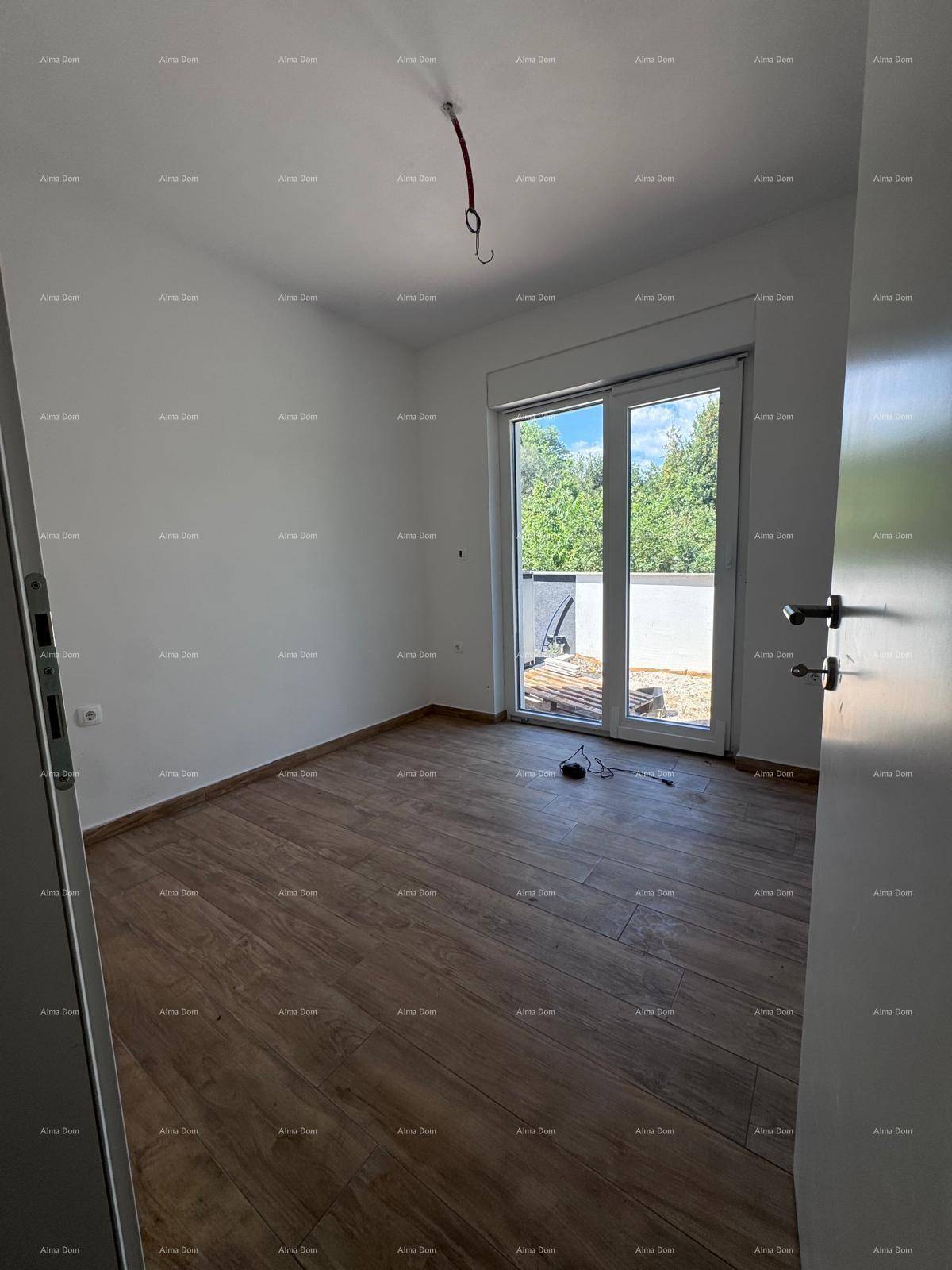 Helles Schlafzimmer mit Holzboden und großer Schiebetür, die zu einem Außenbereich führt.