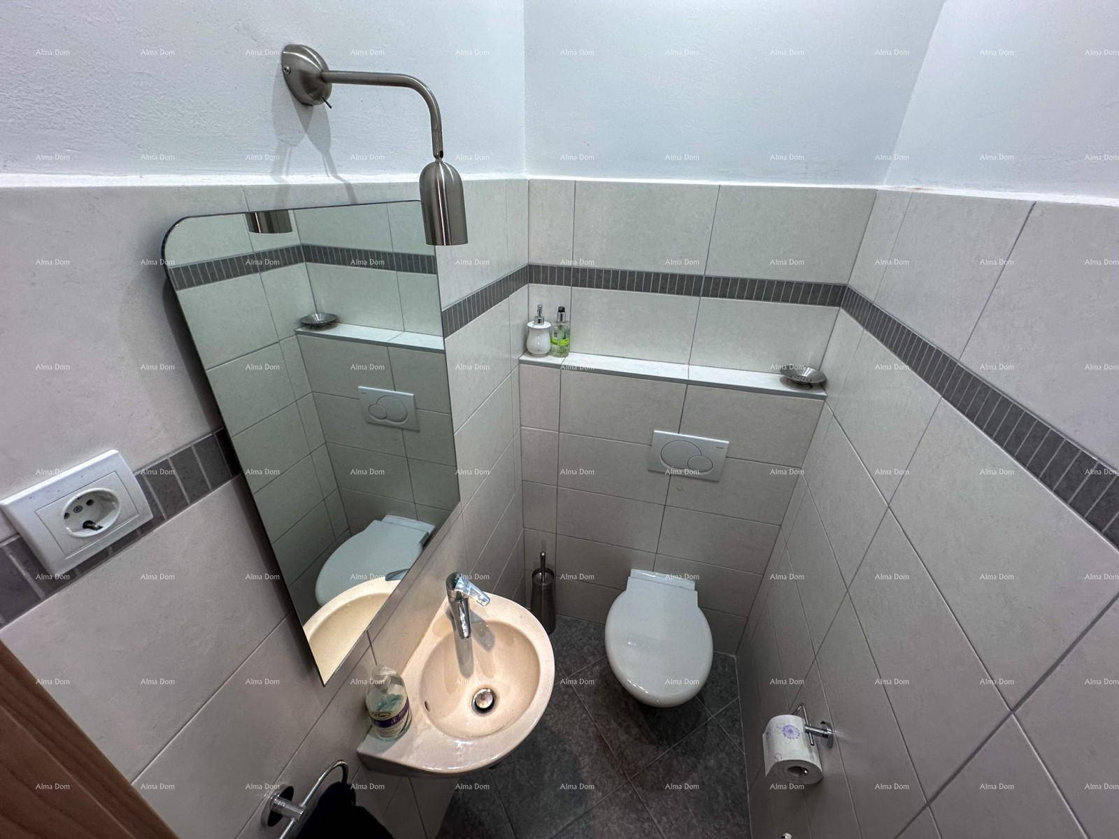 Kleines Gäste-WC mit Eckwaschbecken, Toilette und Wandspiegel.