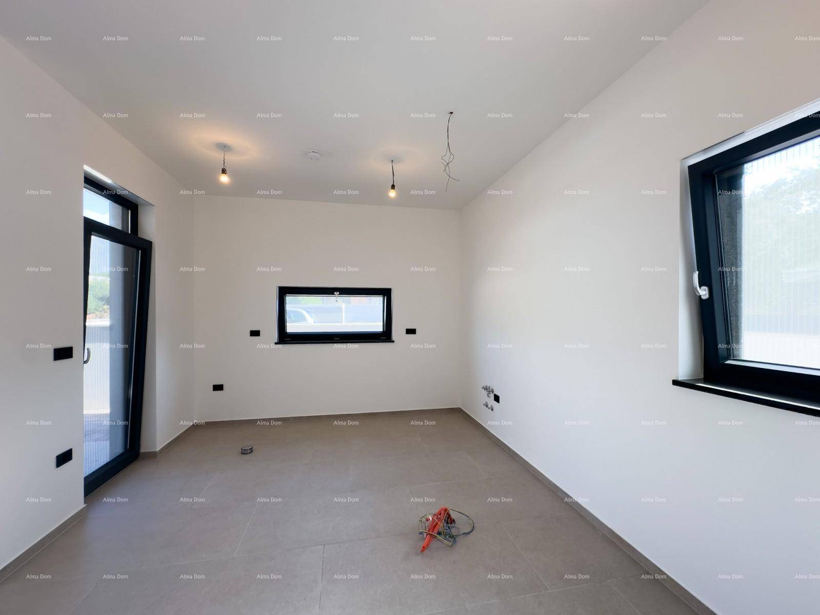 Geräumiger, heller Raum mit Fliesenboden und einem Fenster, ideal für Schlafzimmer oder Büro.