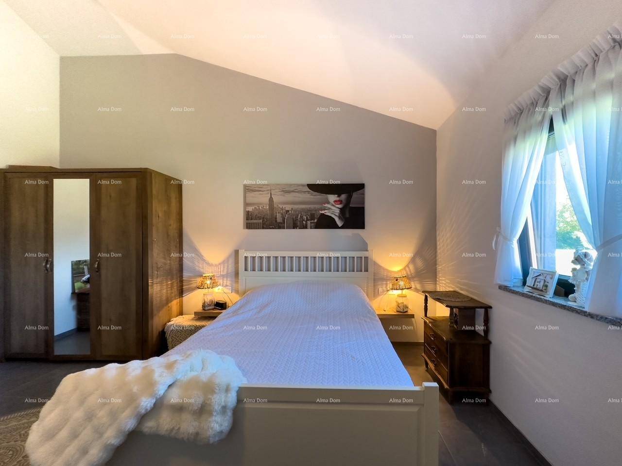 Gemütliches Schlafzimmer mit Doppelbett, Nachttischen und dekorativer Wandkunst.