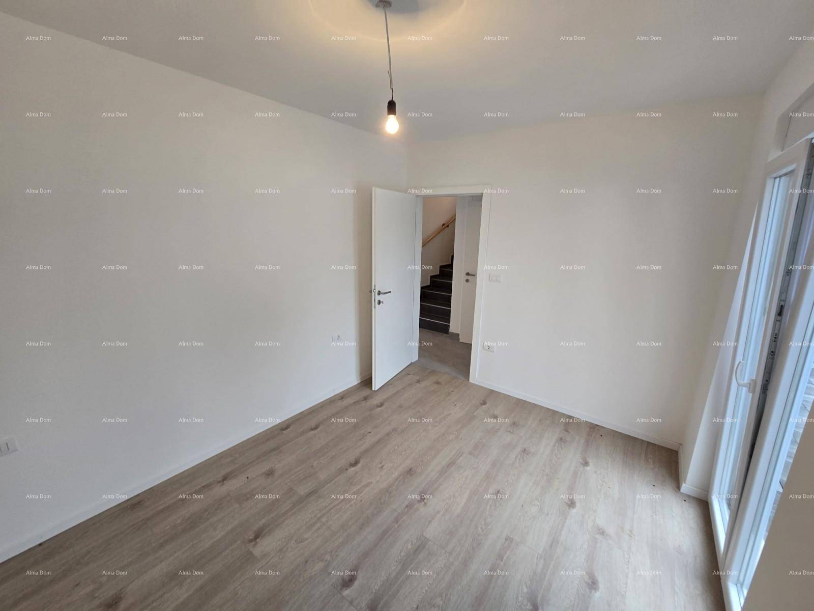 Geräumiges Schlafzimmer mit Laminatboden und Zugang zum Treppenhaus.
