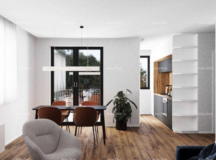 Moderner Wohn- und Essbereich mit Holzboden, stilvollen Möbeln und Zugang zu einem Balkon.