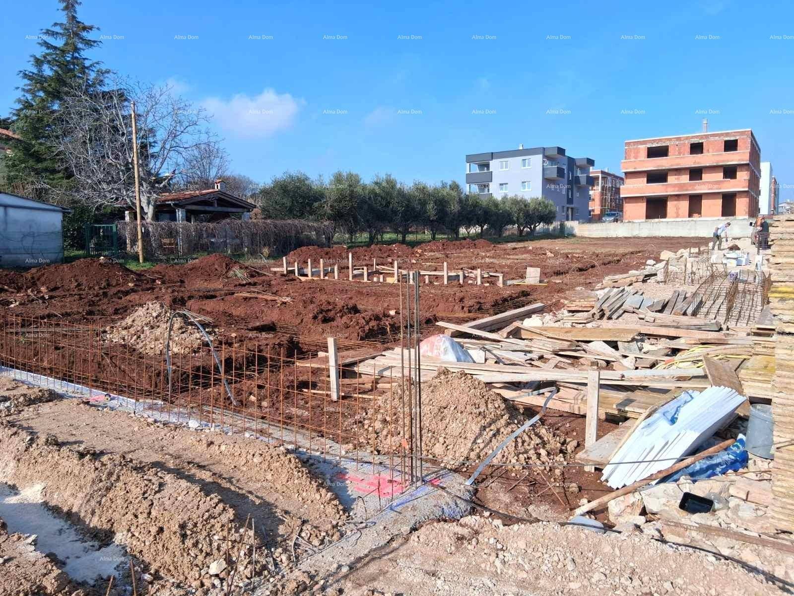 Baustelle für ein neues Wohngebäude mit vorbereitetem Fundament und Erdarbeiten.