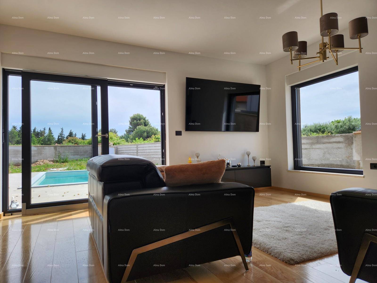 Geräumiges Wohnzimmer mit bequemen Sofas, großem Fernseher und direktem Blick auf den privaten Pool.