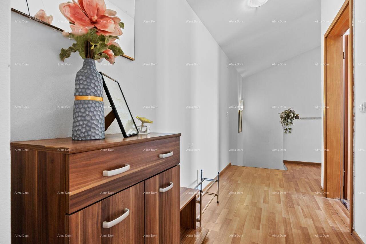 Detailansicht des Schuhschranks mit Dekoration im hellen Flur der Wohnung.