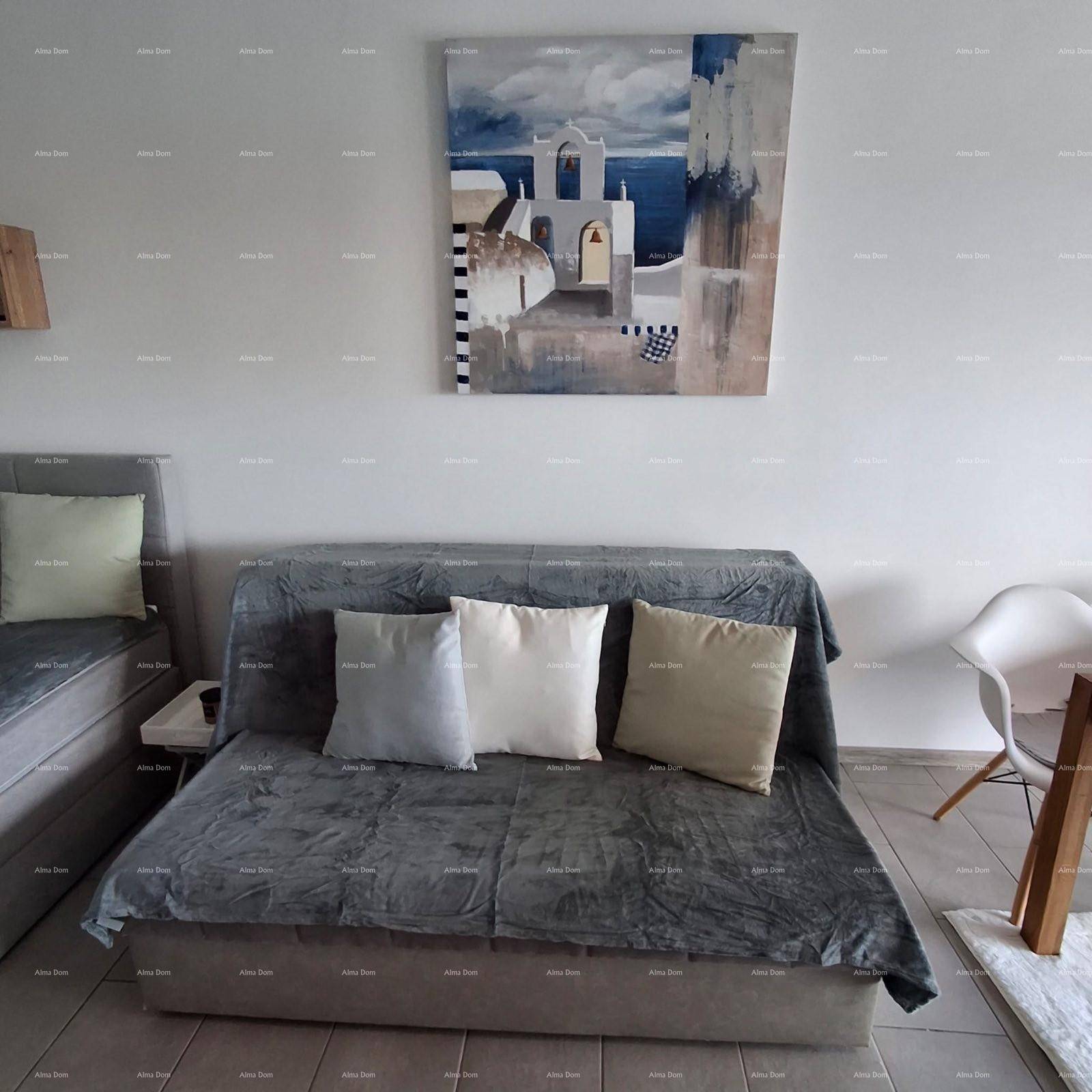 Gemütlicher Wohnbereich mit Schlafsofa und moderner Kunst an der Wand.