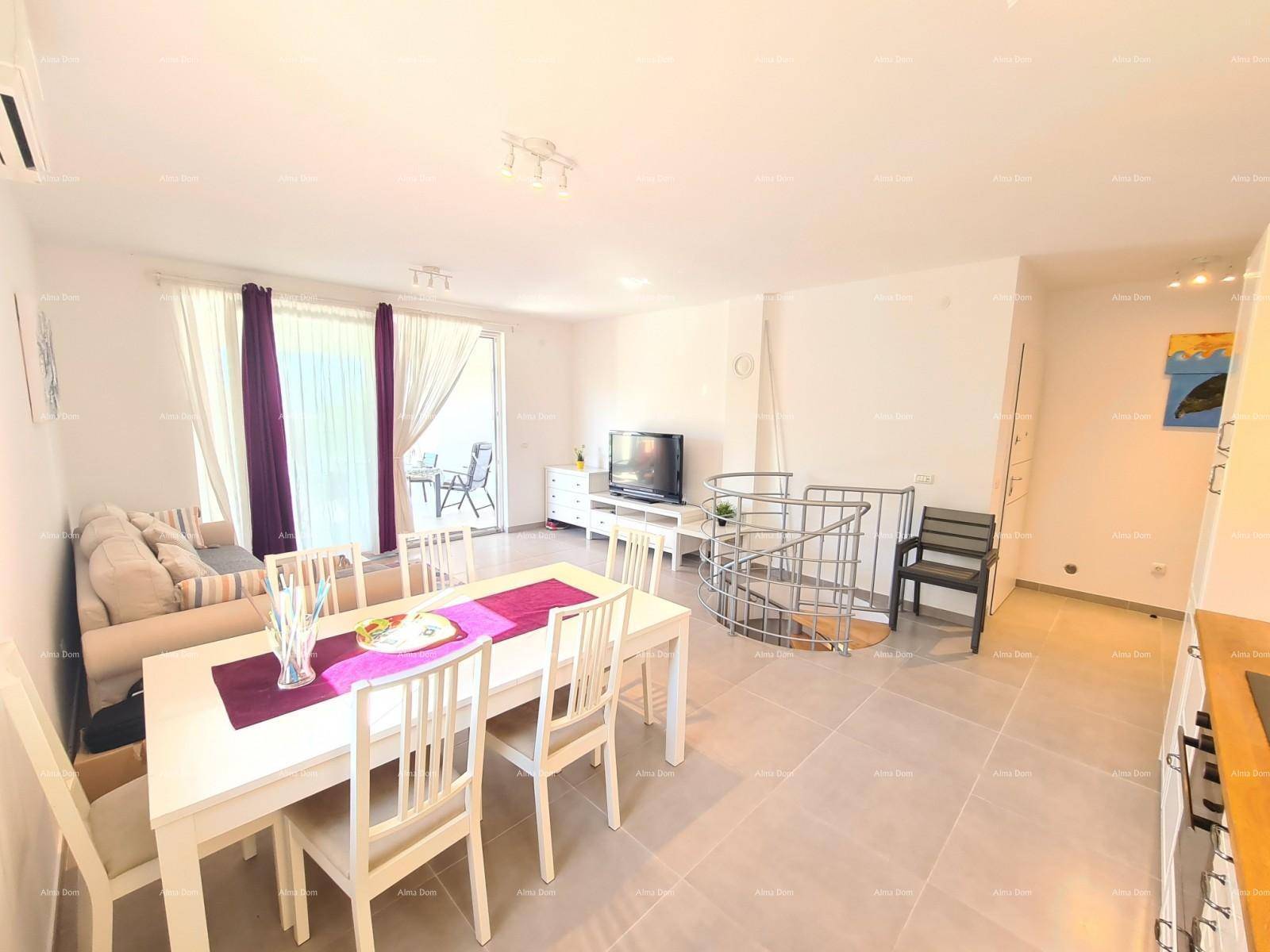 Geräumiger Wohn-Essbereich mit Esstisch, Sofa und Zugang zur Terrasse.