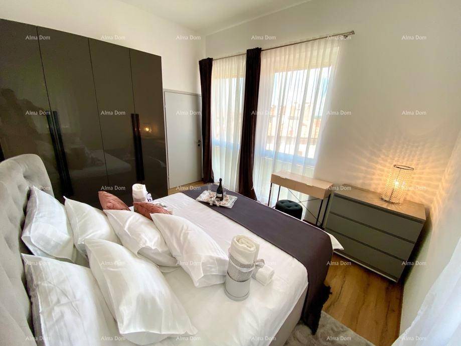 Helles Schlafzimmer mit großem Kleiderschrank, Doppelbett und Fenster.