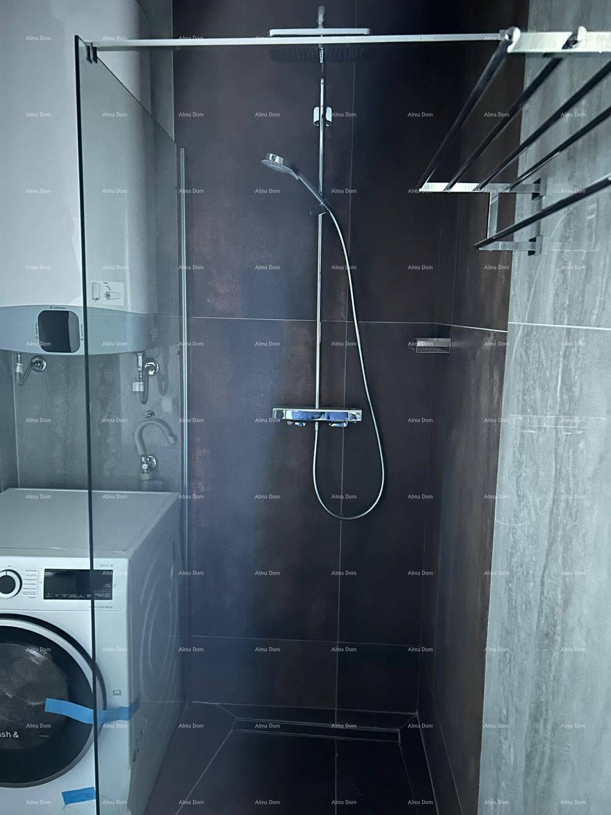 Duschbereich im Badezimmer mit Glasabtrennung und moderner Armatur, sauber und hell.