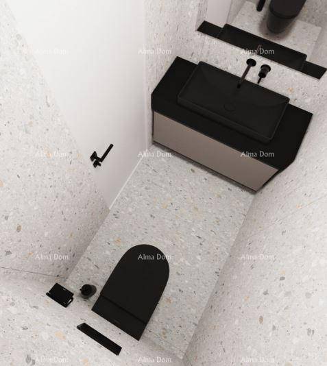 Draufsicht auf ein modernes Badezimmer mit grauen Fliesen, schwarzer Toilette und passendem Waschtisch.