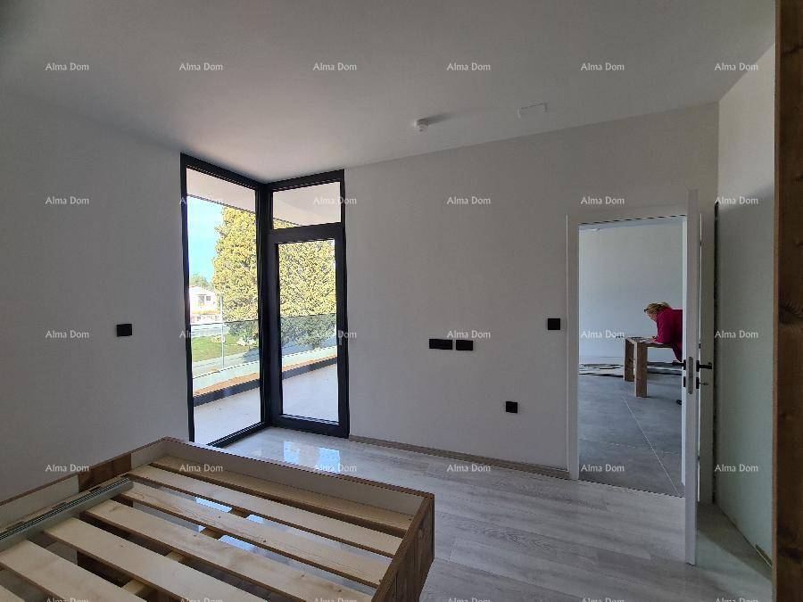 Helles Schlafzimmer mit großen Fenstern, die viel Tageslicht hereinlassen und einen Ausblick bieten.