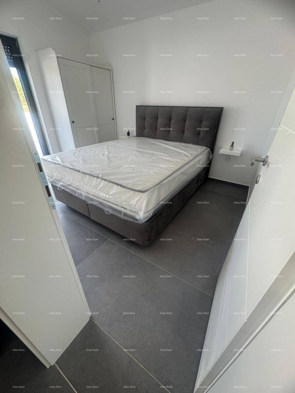 Schlafzimmer mit neuem Bett und Kleiderschrank, bereit für die erste Nutzung.