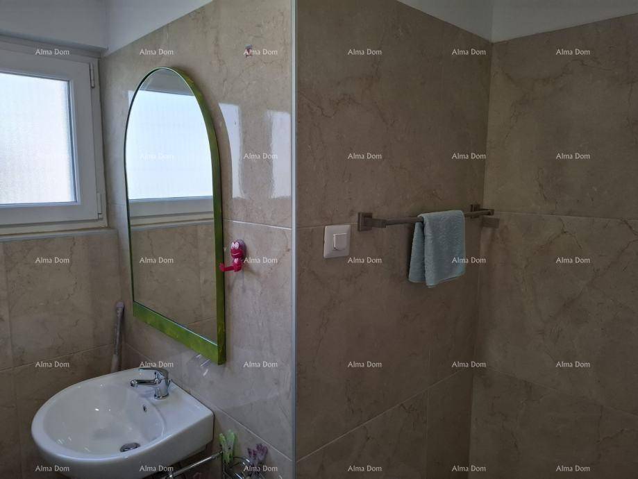 Badezimmerecke mit Eckwaschbecken, modernem Spiegel und hellen Fliesen an den Wänden.