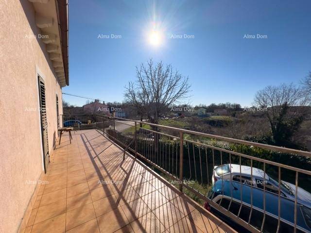 Sonniger Balkon mit Fliesenboden und Blick auf die Straße und die umliegende Landschaft.