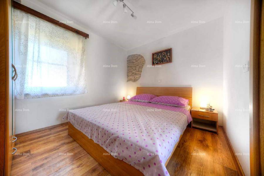 Helles Schlafzimmer mit Doppelbett, Nachttischen und Fenster für natürliches Licht.