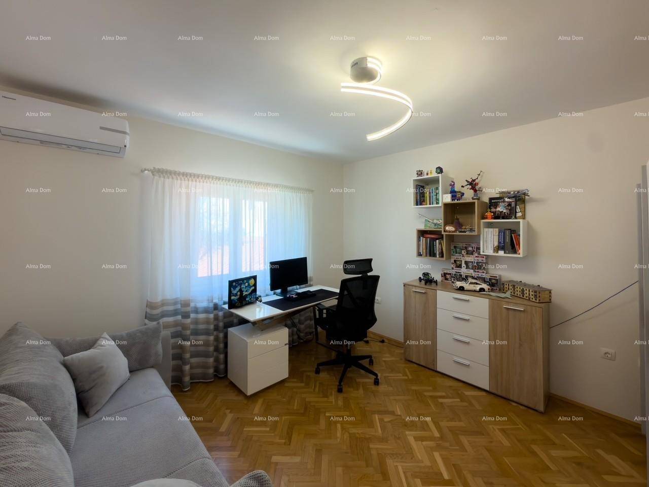 Heller Arbeitsbereich mit Schreibtisch, Computer und Sofa, ideal für Home-Office.