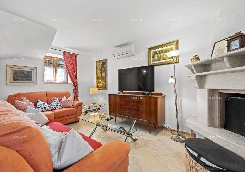 Gemütliches Wohnzimmer mit orangefarbenen Sofas, Kamin und Fernseher, hell beleuchtet.