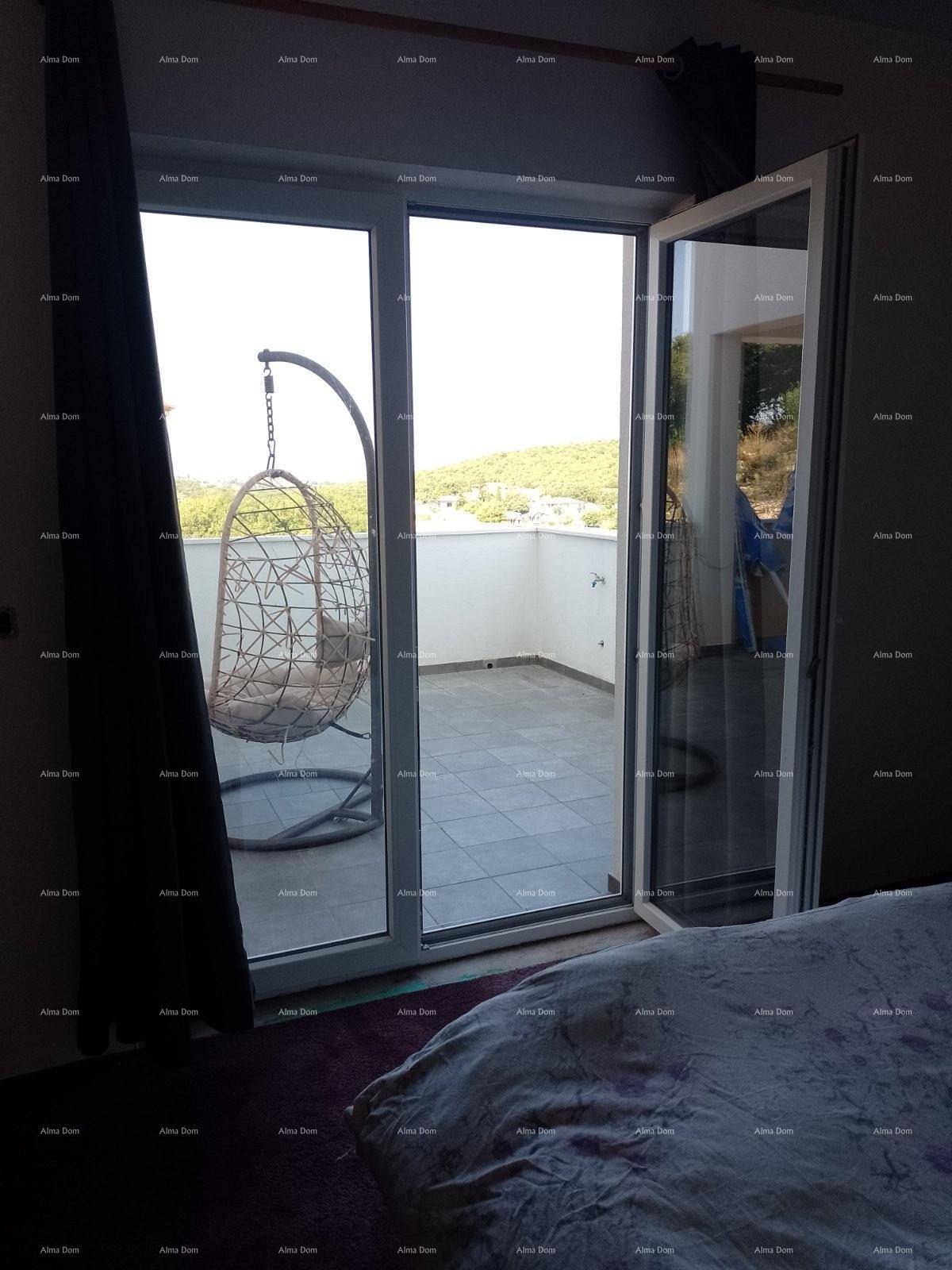 Schlafzimmer mit direktem Zugang zu einer großen Terrasse und weitem Blick ins Grüne.