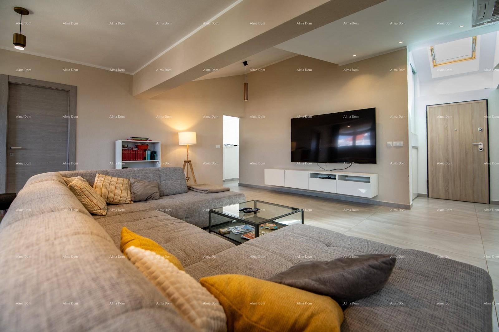 Modernes Wohnzimmer mit großem Ecksofa, Wandfernseher und indirekter Beleuchtung.
