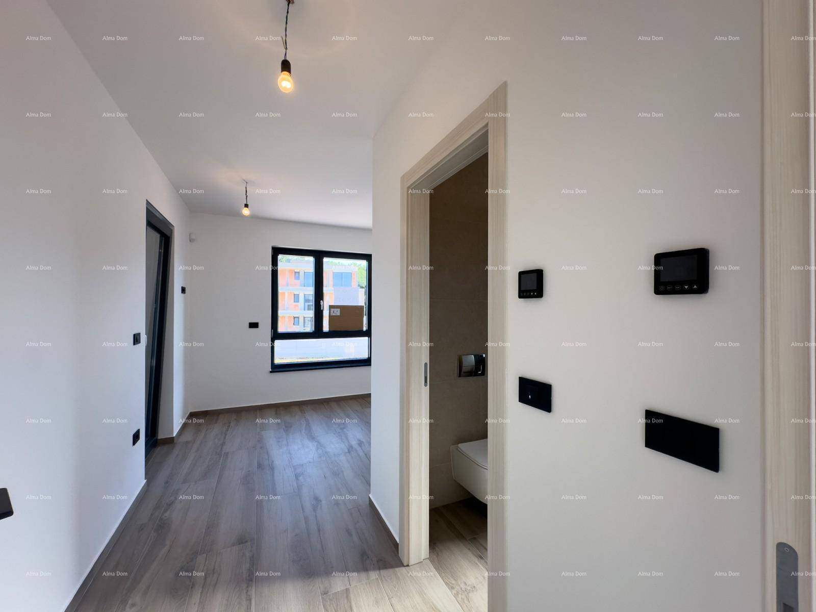 Heller Flur mit Holzoptik-Boden und Blick in ein modernes Badezimmer.