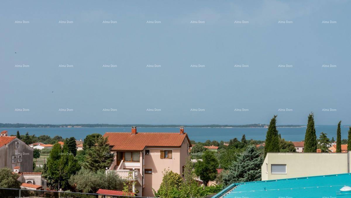 Panoramablick auf das Meer mit Küstenhäusern, üppiger Vegetation und weitem Horizont unter blauem Himmel.