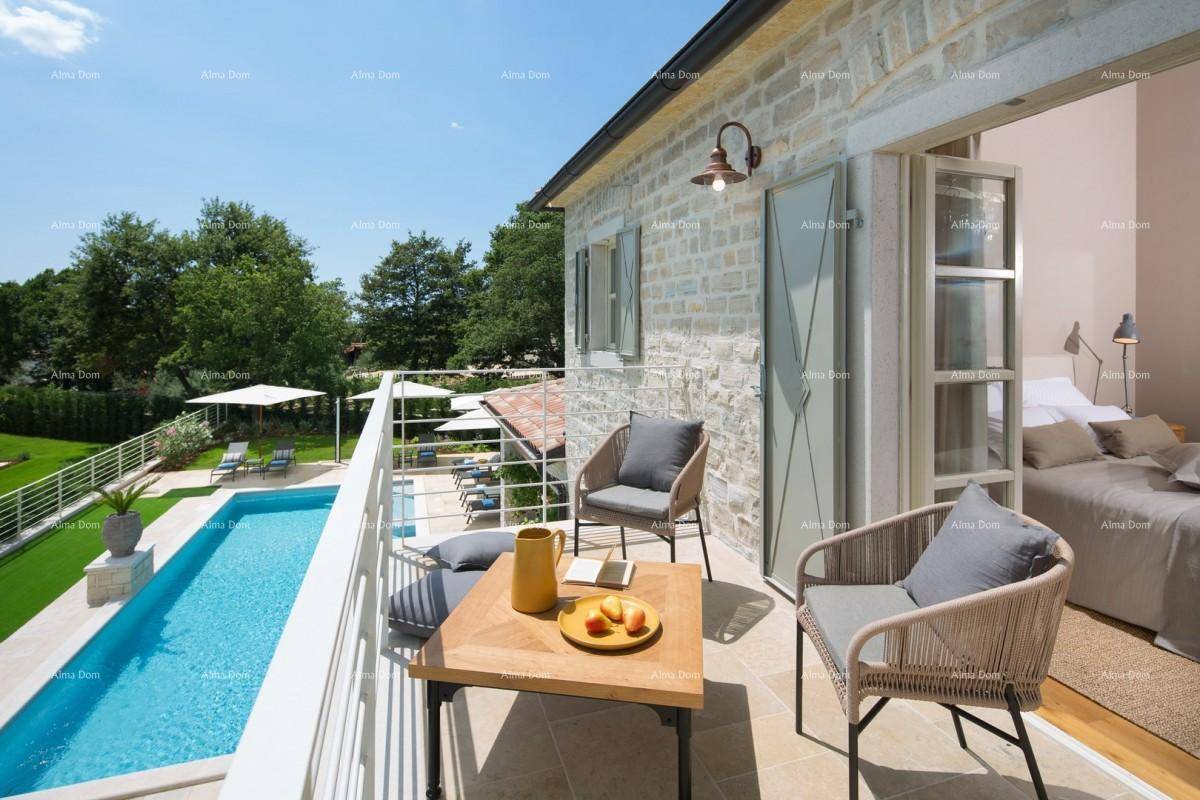 Gemütlicher Balkon mit Sitzgelegenheiten und weitem Blick auf den Pool und die grüne Umgebung.