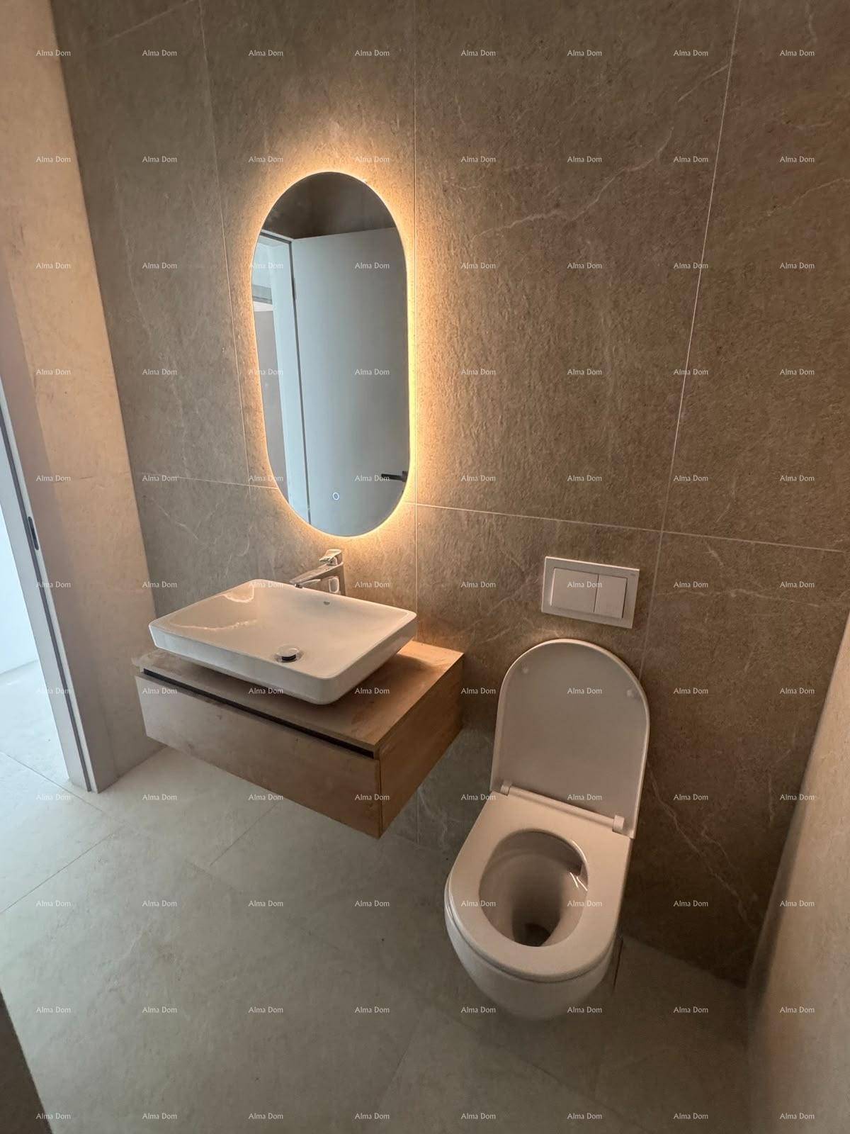 Modernes Badezimmer mit Wand-WC, Aufsatzwaschbecken und beleuchtetem Spiegel.