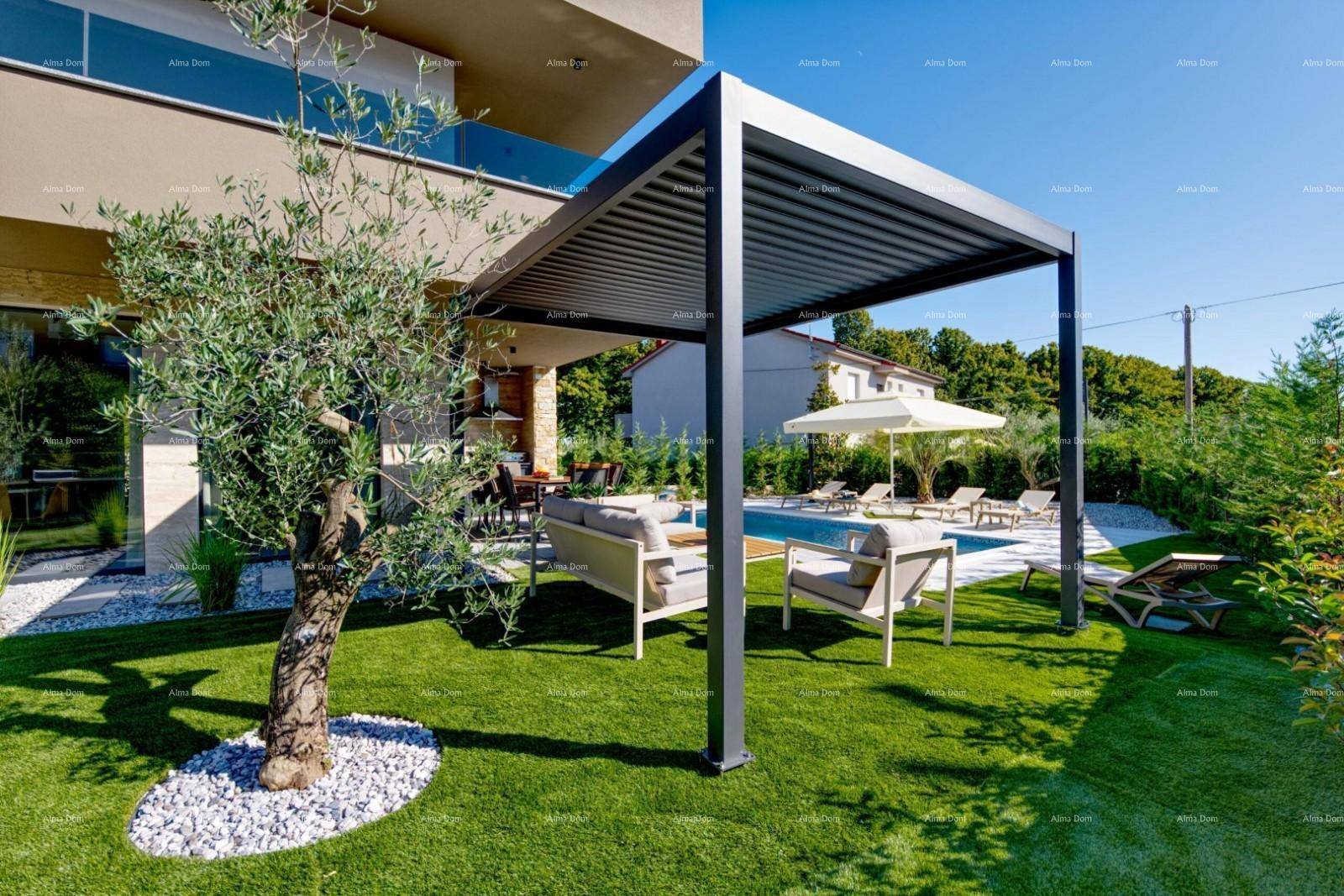 Gemütlicher Gartenbereich mit Pergola, Sitzgelegenheiten und Blick auf den Poolbereich.