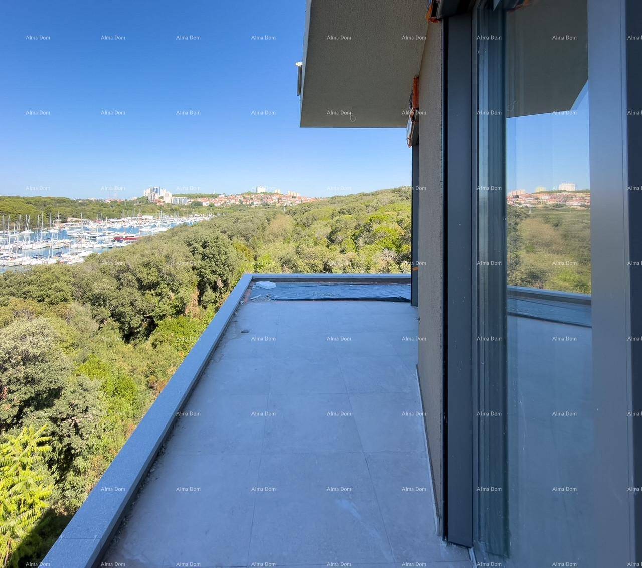 Blick von einem Balkon auf den Yachthafen und die grüne Landschaft unter strahlend blauem Himmel.