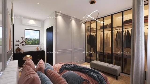 Schlafzimmer mit großem Bett, begehbarem Kleiderschrank und Fenster mit Aussicht.